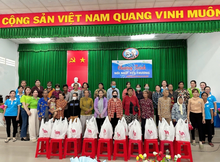 N Beauty dành tặng 100 suất quà cho hoàn cảnh khó khăn tại Thuận Hoà, Cầu Ngang, Trà Vinh trong chương trình nối nhịp yêu thương